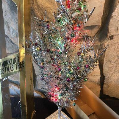 #639 Twinkling Christmas Tree 