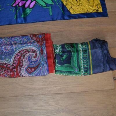 LOT 119 SCARVES AND TRAVEL BAGS 