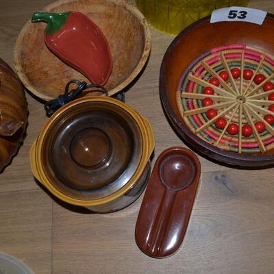 LOT 53  WOOD AND PLASTIC BOWLS/KITCHEN ITEMS