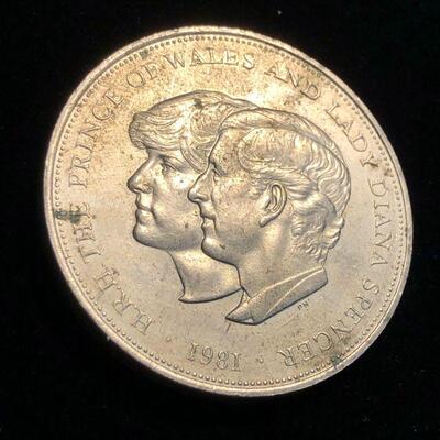 Lot 33 - 1981 Price Charles Lady Diana Commemorative Coin