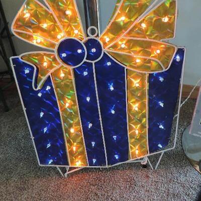 HALOGRAPHIC PATH MARKERS & LIGHT UP PRESENT