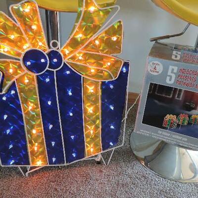HALOGRAPHIC PATH MARKERS & LIGHT UP PRESENT