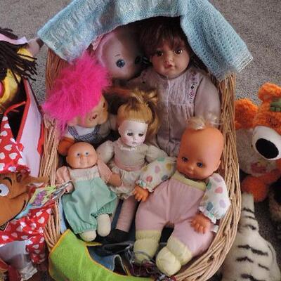 DOLLS & PLUSH