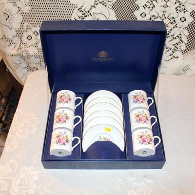 Royal Worcester 12 piece porcelain cup and saucer gift set, original box (#57)