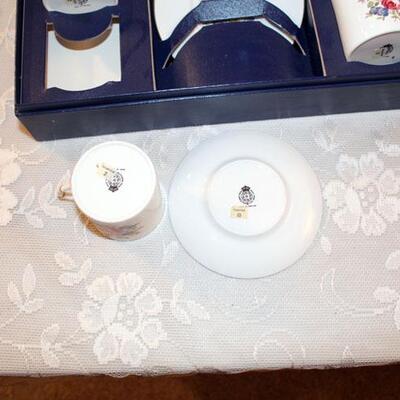 Royal Worcester 12 piece porcelain cup and saucer gift set, original box (#57)