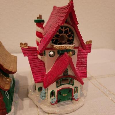 Lot 687: Group of (3) Assorted Hallmark Lit Deco Homes