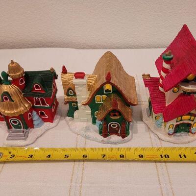 Lot 687: Group of (3) Assorted Hallmark Lit Deco Homes