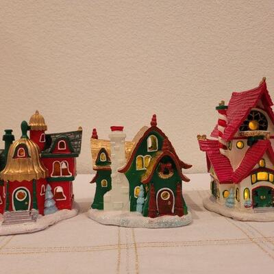 Lot 687: Group of (3) Assorted Hallmark Lit Deco Homes