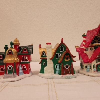Lot 687: Group of (3) Assorted Hallmark Lit Deco Homes