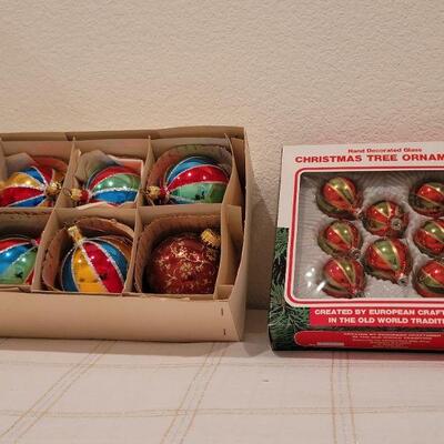 Lot 692: Assorted Vintage Glass Christmas Ornament 