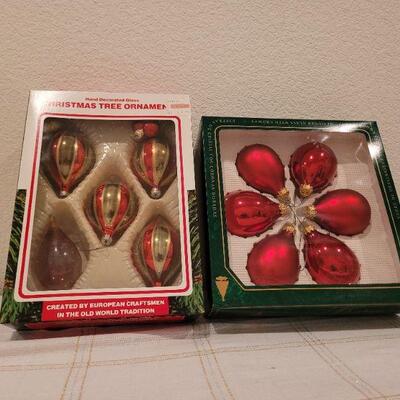 Lot 693: Assorted Vintage Glass Christmas Ornament 