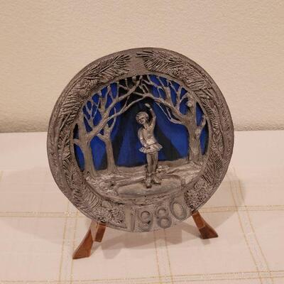 Lot 694: Vintage 1980 Michael Ricker CHRISTMAS IN NEW ENGLAND Pewter Plate