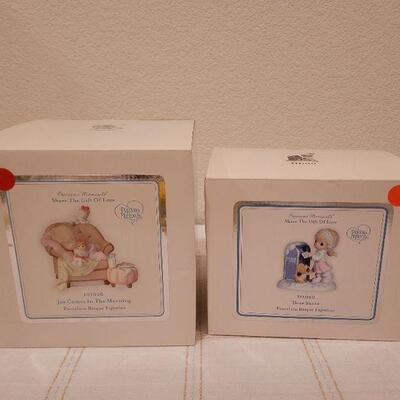 Lot 701: Assorted Precious Moments CHRISTMAS Figures