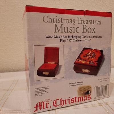 Lot 704: Christmas Treasures Music Box and Santa Claus Puzzle 