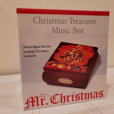 Lot 704: Christmas Treasures Music Box and Santa Claus Puzzle 