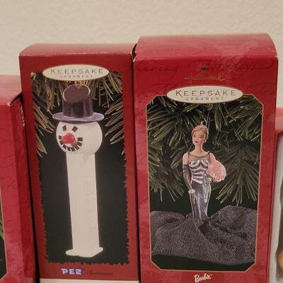 Lot 706: Assorted Vintage Christmas Ornaments 