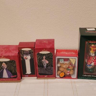 Lot 706: Assorted Vintage Christmas Ornaments 