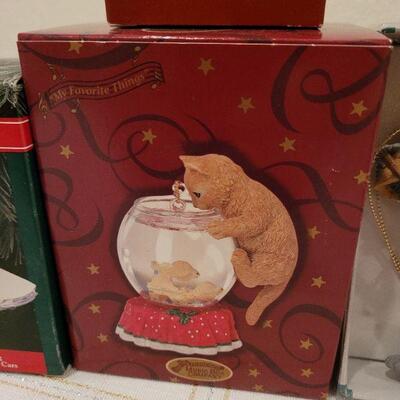 Lot 708: Assorted Christmas Ornaments + Coin Organizer Gift