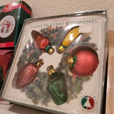 Lot 711: Assorted Vintage Glass Christmas Ornaments 
