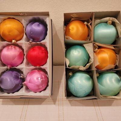 Lot 718: Vintage GERMANY Assorted Color Christmas Ball Ornaments 