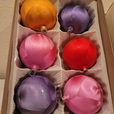 Lot 718: Vintage GERMANY Assorted Color Christmas Ball Ornaments 