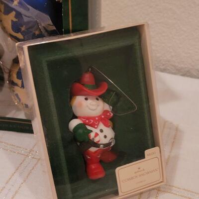 Lot 719: Assorted Vintage Christmas Ornaments 