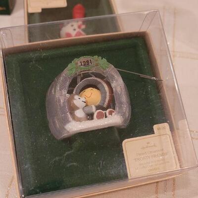 Lot 719: Assorted Vintage Christmas Ornaments 