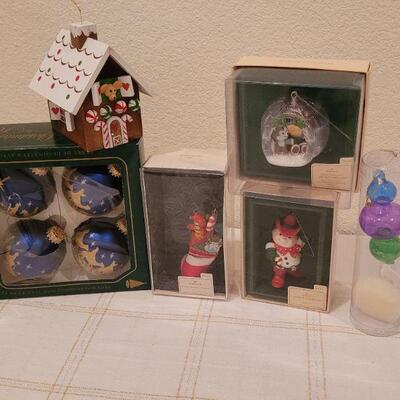 Lot 719: Assorted Vintage Christmas Ornaments 