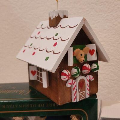 Lot 719: Assorted Vintage Christmas Ornaments 