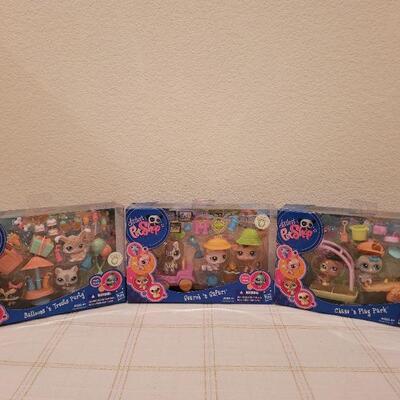 Lot 725: Assorted NEW Petshop Toy Figures