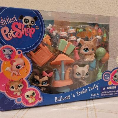Lot 725: Assorted NEW Petshop Toy Figures