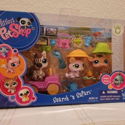 Lot 725: Assorted NEW Petshop Toy Figures