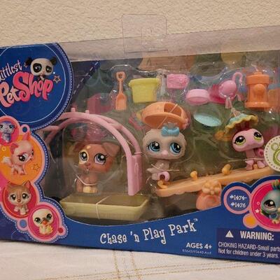 Lot 725: Assorted NEW Petshop Toy Figures