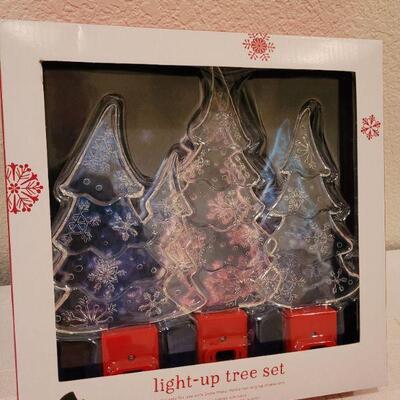 Lot 733: Group of NEW Hallmark Snowman Animated Synchronized Trains w/ Backlit Tree Accent TESTED A+
