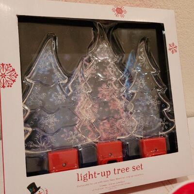 Lot 733: Group of NEW Hallmark Snowman Animated Synchronized Trains w/ Backlit Tree Accent TESTED A+