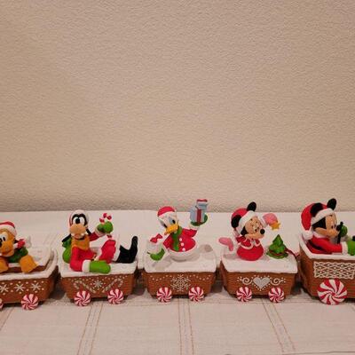 Lot 734: NEW Hallmark Disney Mickey Mouse and Friends Synchronized Train TESTED A+