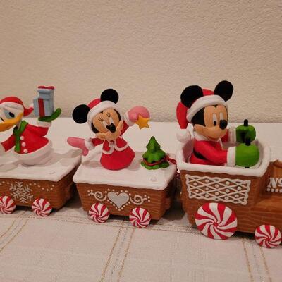 Lot 734: NEW Hallmark Disney Mickey Mouse and Friends Synchronized Train TESTED A+