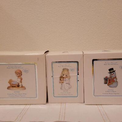 Lot 740: Assorted Vintage Precious Moments CHRISTMAS FIGURES 
