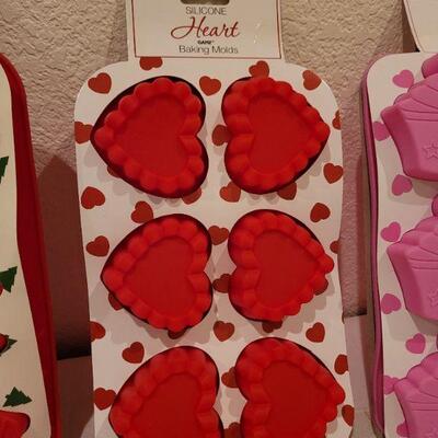 Lot 743: Assortment of NEW Christmas Themed Baking Molds