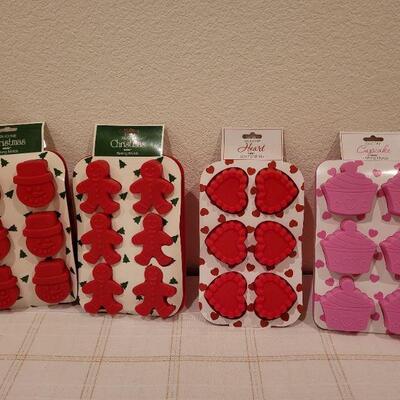 Lot 743: Assortment of NEW Christmas Themed Baking Molds
