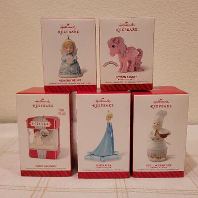 Lot 748: Assorted Hallmark Christmas Ornaments 