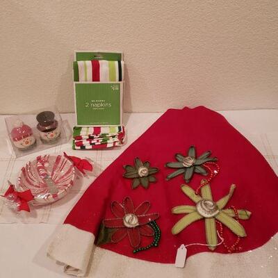 Lot 781: NEW Tree Skirt, (2) Napkins, Snowman Salt & Pepper, Peppermint Bowl & Spreader