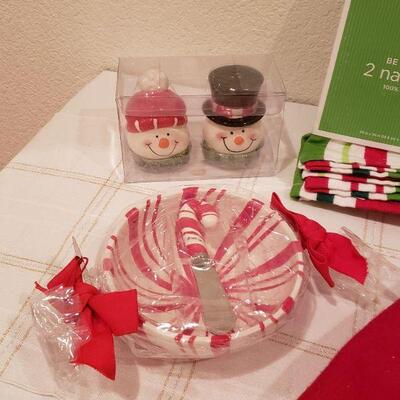 Lot 781: NEW Tree Skirt, (2) Napkins, Snowman Salt & Pepper, Peppermint Bowl & Spreader