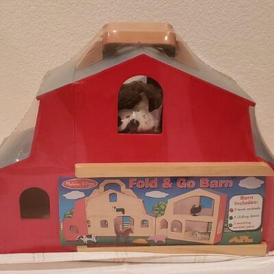 Lot 796: NEW Melissa & Doug Fold & Go Barn with Animals