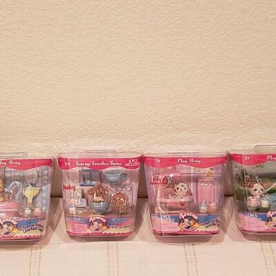 Lot 811: NEW (4) Teacup Families Toys