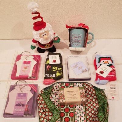 Lot 818: New Holiday Cheer Gift Lot