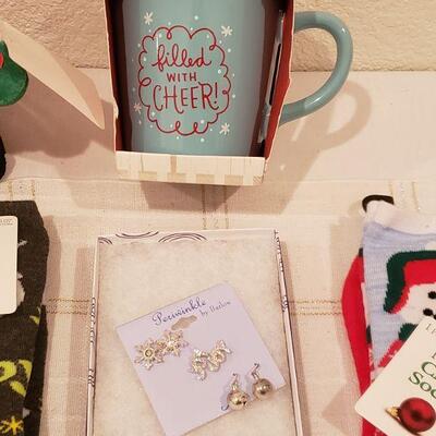 Lot 818: New Holiday Cheer Gift Lot