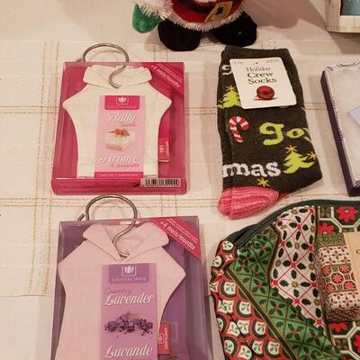 Lot 818: New Holiday Cheer Gift Lot