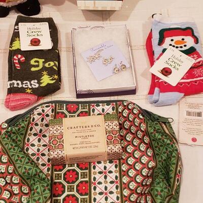 Lot 818: New Holiday Cheer Gift Lot