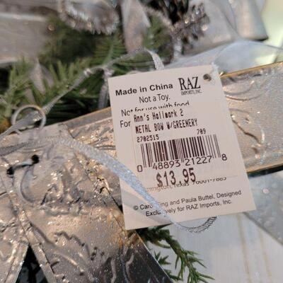 Lot 822: Hallmark Metal Bows (3) + (4) Wreath Hangers